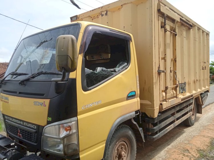 Mobil milik Susandi yang dirusak oleh sejumlah preman di Desa Srimulyo, D 1 Kecamatan Tungkal Jaya, Kabupaten Musi Banyuasin, Rabu (26/10/2022). (Ist/RmolSumsel.id)