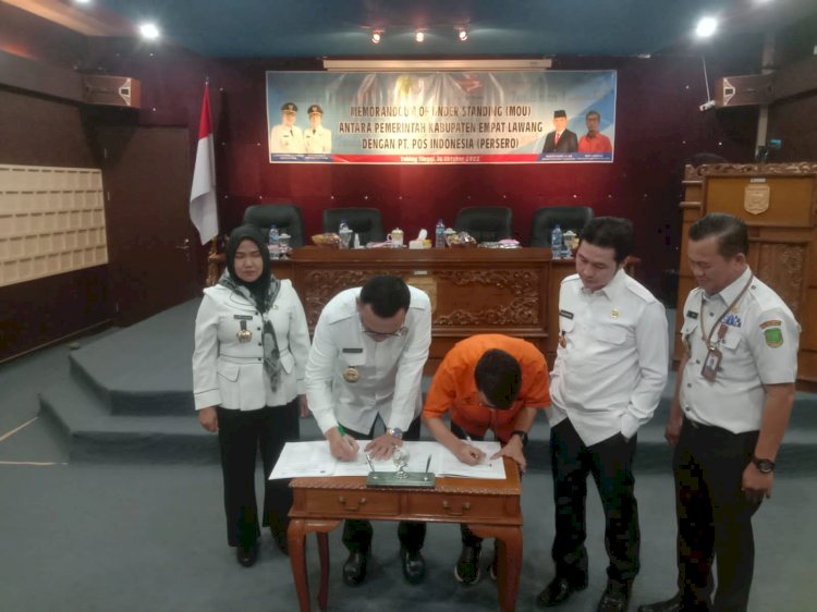 Acara penandatangan MoU antara Pemkab Empat Lawang dengan PT Pos Indonesia, di Ruang Rapat MADANI Pemkab Empat Lawang, Rabu (26/10).