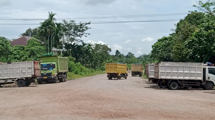 Kendaraan operasional angkutan batubara terparkir di simpang 4 desa Kepur. (Noviansyah/RMOlSumsel.id)