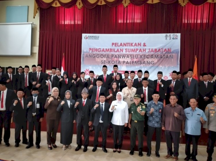 Puluhan anggota Panwascam kota Palembang dilantik dan diambil sumpah/ist