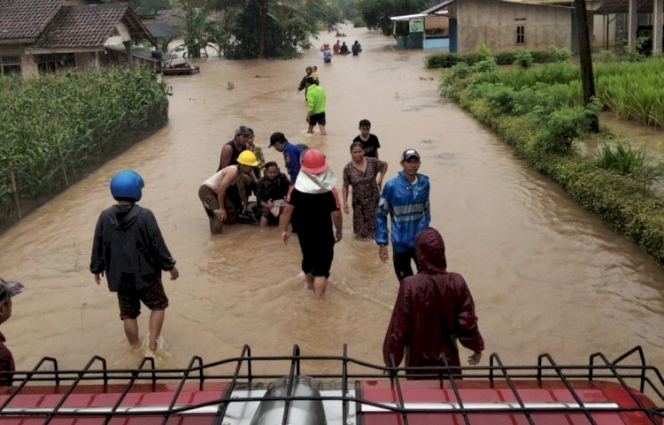 Evakuasi korban banjir di salah satu desa di Lampung Selatan/dok Damkar Lampung Selatan. (Rmol Lampung)
