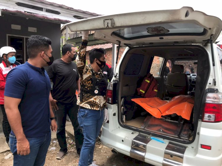 Inafis Satreskrim Polrestabes Palembang melakukan evakuasi terkait penemuan mayat tanpa identitas yang mengapung di Sungai Musi, Kamis (27/10). (Amizon/ RMOLSumsel.id)