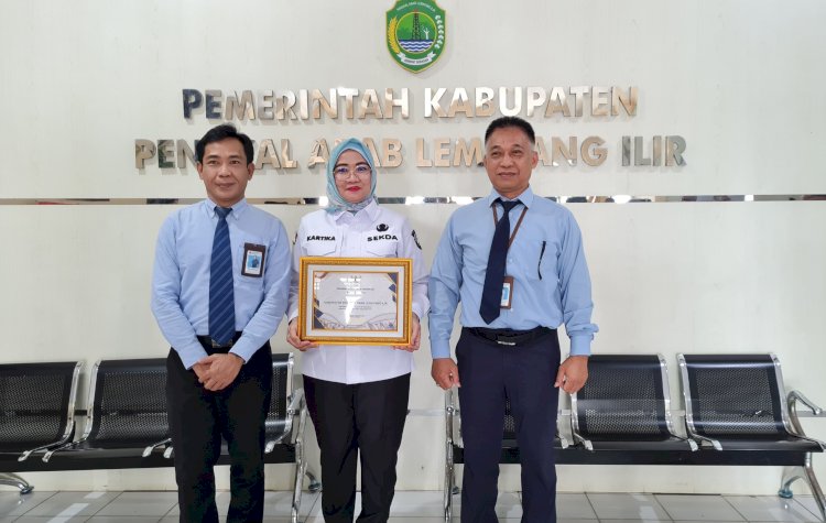 Sekda PALI, Kartika Yanti saat menerima piagam WTP dari kementerian Keuangan. (eko jurianto/rmolsumsel.id)