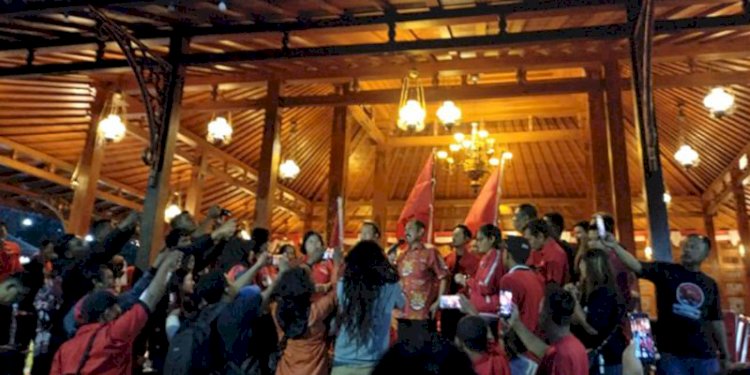 Ketua DPC PDI Perjuangan FX Hadi Rudyatmo disambut puluhan kader usai kembali dari Jakarta, Kamis, (27/10)/RMOLJateng