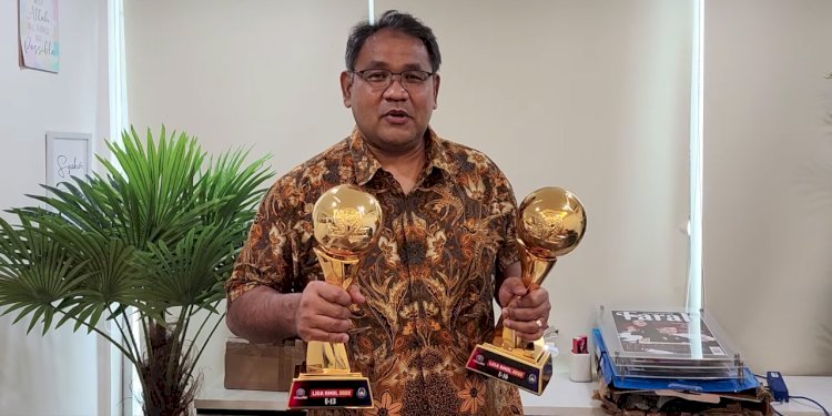 CEO RMOL Network Teguh Santosa menunjukkan trophy Liga RMOL 2022 untuk kategori U13 dan U16/Foto: ist
