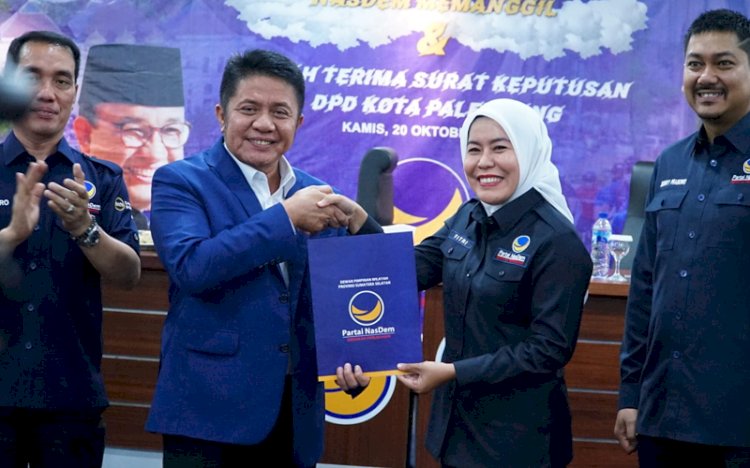 Penyerahan SK Ketua DPD Nasdem Kota Palembang kepada Fitrianti Agustinda. (ist)