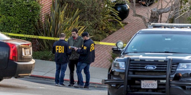  Petugas sedang menyisir lokasi penyerangan di sekkitar kediaman Nancy dan Paul Pelosi di San Francisco, California, pada Jumat 29 Oktober 2022/Net