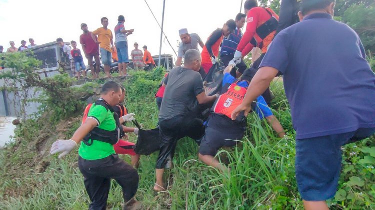 Evakuasi Madarif, korban banjir di Kecamatan Candipuro, Sabtu (29/10)/(dok. Basarnas Lampung)