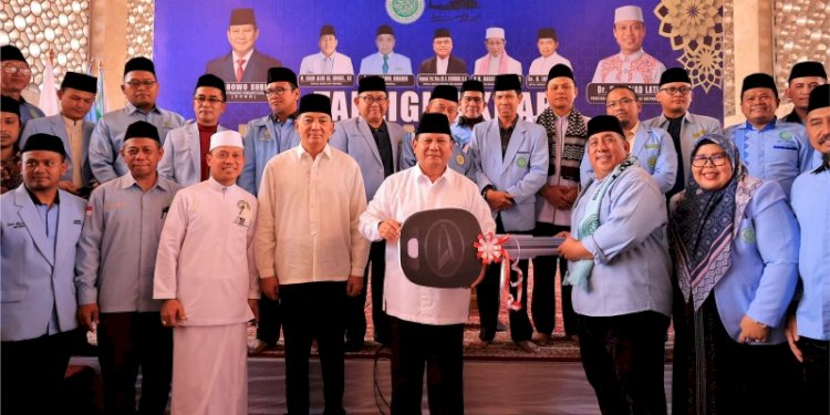 Ketua Umum Partai Gerindra Prabowo Subianto menyumbangkan 25 mobil operasional untuk Badan Komunikasi Pemuda Remaja Masjid Indonesia (BKPRMI)/Ist