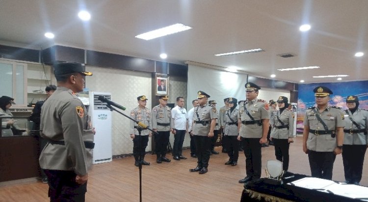 Kapolrestabes Palembang Kombes Pol Mokhamad Ngajib memimpin serah terima jabatan (Sertijab) Kasat Reskrim dan tiga Kapolsek di Aula Cenderawasih Polrestabes Palembang, Senin (31/10).(ist/rmolsumsel.id)   