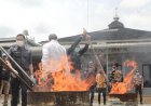 Kejari Palembang Musnahkan Ribuan Barang Bukti Kejahatan, Narkoba hingga Senjata Api Dilindas dan Diblender