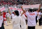 Hadiri Acara di GBK, Relawan Bentangkan Spanduk Jokowi 3 Periode