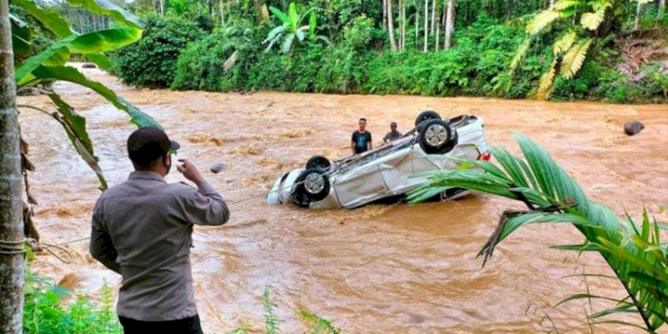 Evakuasi mobil pribadi milik salah seorang personil Polri di Aceh/Ist