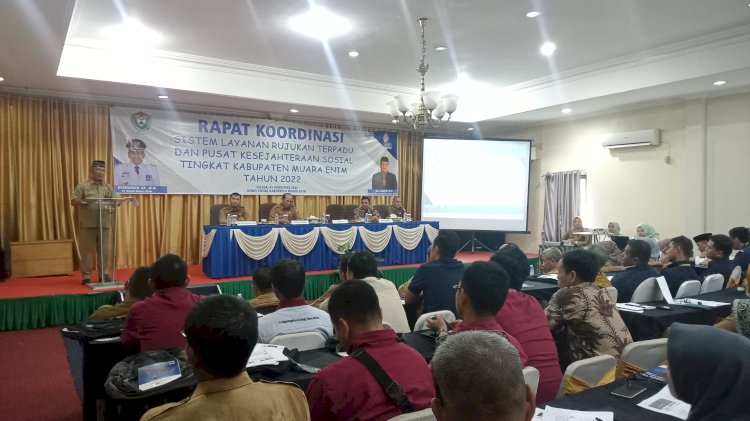 Staf Ahli kemasyarakatan dan SDM Pemkab Muara Enim, Amrullah Jamaludin, membuka rapat koordinasi SLRT Puskesos Tingkat Kabupaten Muara Enim Tahun 2022. (Noviansyah/Rmolsumsel.id). 