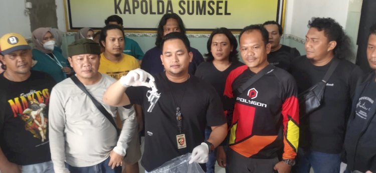 Kasat Reskrim Banyuasin AKP Harry Dinar saat mengelar rilis terkait penangkapan pelaku perampokan di Rumah Sakit Bhayangkara Mohammad Hasan Palembang Selasa (1/11/2022)/ist.