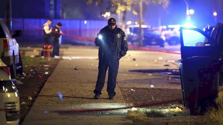 Kepolisian Chicago Amerika Serikat melakukan olahraga TKP penembakan saat malam Halowwen/net