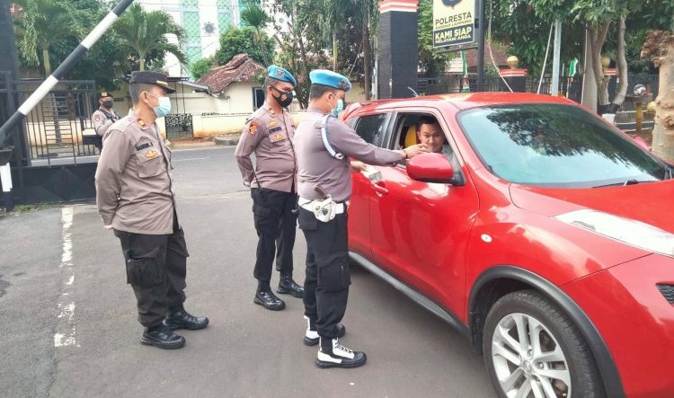 Propam Polresta Bandar Lampung merazia  yang kendarai mobil mewah/ist
