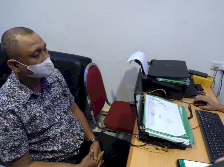 Gunawan (51) pelaku penamaparan terhadap sopir mobil depot bangunan saat menjalani pemeriksaan di Polsek Kemuning, Palembang, Rabu (2/11). (ist/RmolSumsel.id)