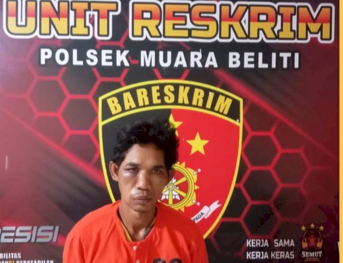 Pelaku saat diamankan pihak kepolisian. (Ist/Rmolsumsel.id). 