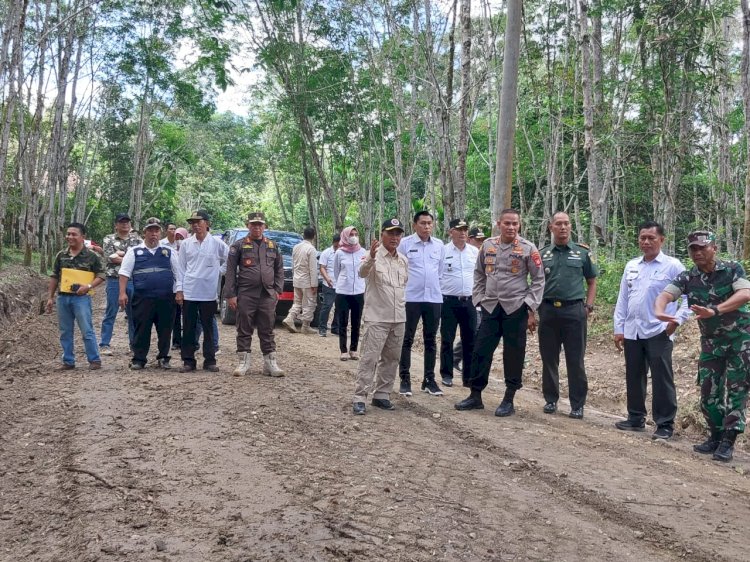 Pj Bupati Muba Apriyadi didampingi Dandim 0401/Muba Letkol Arm Dede Sudrajat dan Kapolres Muba AKBP Siswandi saat meninjau lokasi program Karya Bakti. (Amarullah Diansyah/Rmolsumsel.id). 