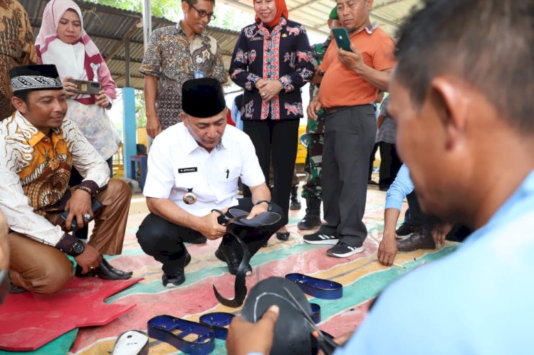 Pj Bupati Muba Apriyadi melihat langsung produksi rumahan sandal jepit yang dilakukan warga di Desa Sukamaju, Kecamatan Plakat Tinggi/ist.