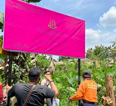 Kejaksaan Negeri (Kejari) Kota Palembang menyita empat aset tanah terkait kasus dugaan korupsi penerbitan sertifikat hak milik program Pendaftaran Tanah Sistematis Langsung (PTSL) tahun 2018 di atas tanah milik Pemprov di kawasan Alang-alang Lebar Palembang, Kamis (3/11).(ist/.rmolsumsel.id)   