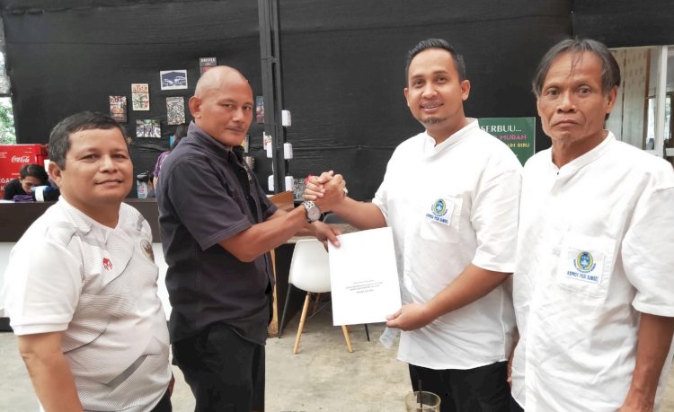 Ketua Komite Pemilihan Asprov PSSI Sumsel menyerahkan SK penetapan Calon Ketua dan Calon Exco PSSI Sumsel/ist