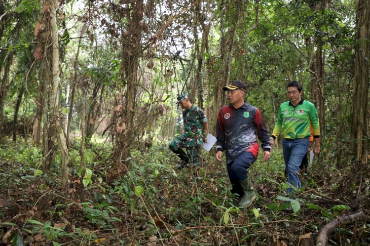 Pj Bupati Muba Apriyadi bersama Dandim 0401/Muba Letkol Arm Dede Sudrajat meninjau dan membersihkan Hutan Kota Sekayu guna dibangun wahana outbound/ist.