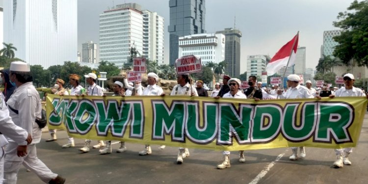 Spanduk bertuliskan "Jokowi Mundur" dibentangkan massa aksi 411 di Jalan Medan Merdeka, Jakarta Pusat/RMOL