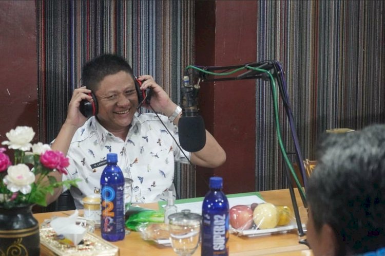 Bupati OKU Timur Lanosin saat tampil di acara talkshow di Radio BKM dengan tema Bupati Menyapa/ist.