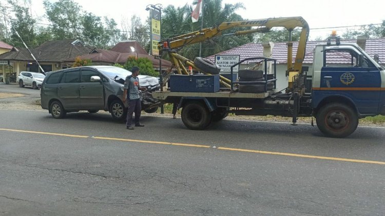 Mobil dinas Kepala Kesbangpol OKU dievakuasi usai alami kecelakaan di Lahat/ist.