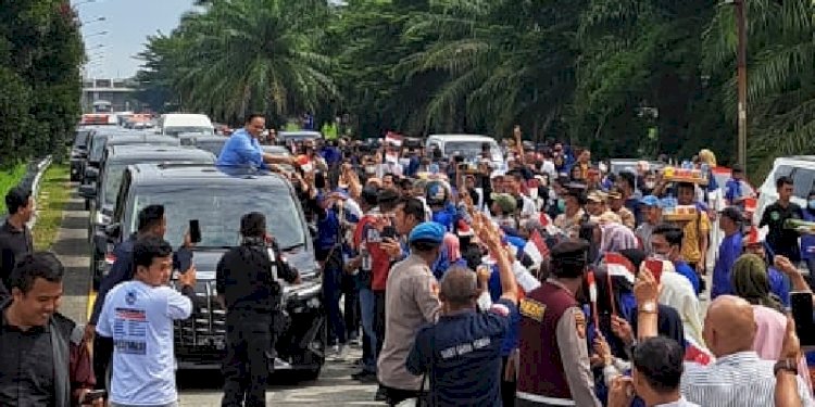 Anies Baswedan menyalami warga yang antusias menyambut kedatangannya di Kota Medan/RMOLSumut