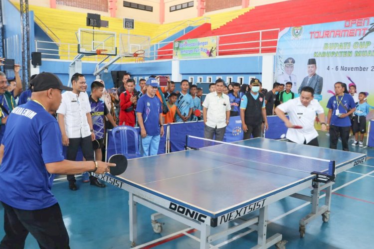 Bupati Muara Enim Kurniawan melakukan pemukulan bola pertama lawan Ketua PTMSI Kabupaten Muara Enim Kasman dalam pembukaan Kejuaraan Tenis Meja Bupati Cup. (Noviansyah/Rmolsumael.id). 