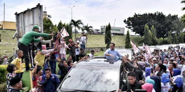 Ratusan orang menyambut kedatangan Anies Baswedan saat melakukan kunjungan ke Medan, pada Jumat (5/11). (ist/net)