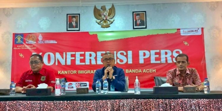 Kepala Kantor Imigrasi Kelas I TPI Banda Aceh, Telmaizul (tengah) saat konferensi pers/RMOLAceh