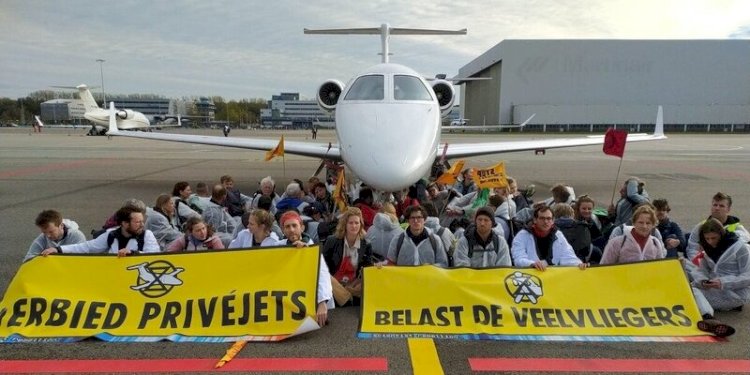 Para aktivis yang melakukan protes di bandara Schiphol, Amsterdam pada Sabtu (5/11)/Net