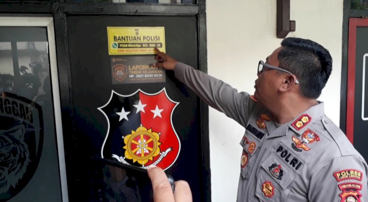 Kapolres Lubuklinggau, AKBP Harissandi menunjukan nomor layanan bantuan Polisi yang dapat diguanakan masyarakat membutuhkan bantuan layanan. (ist/rmolsumsel.id)