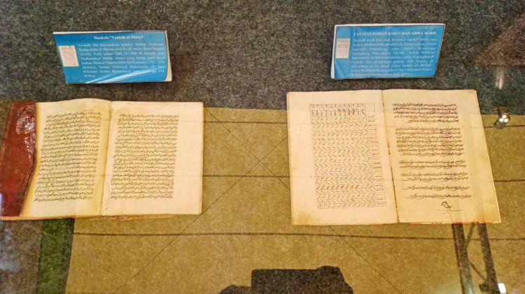 Dua manuskrip kuno yang dipamerkan Kesultanan Palembang dalam festival literasi 2022 di Palembang. (Dudi Oskandar/Rmolsumsel.id). 