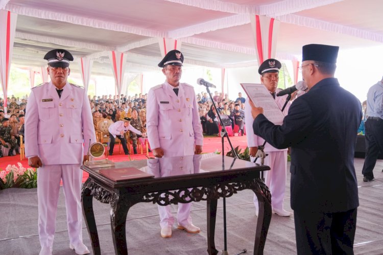 Pj Bupati Muba Apriyadi melantik tiga Kepala Desa terpilih di Kecamatan Sungai Keruh/ist.
