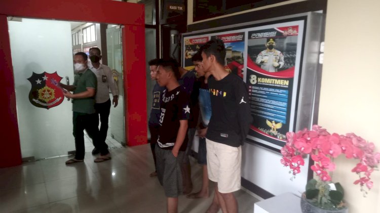 Lima pemuda yang jadi pelaku perampokan kenalan di medsos saat berada di Polrestabes Palembang, Senin (7/11). (ist/RmolSumsel.id)