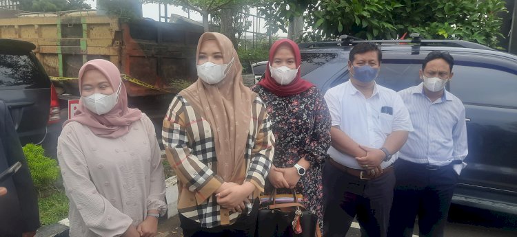 Fitriyanti istri sah Bupati Banyuasin Askolani memenuhi panggilan penyidik Subdit IV Renakta Ditreskrimum Polda Sumsel sebagai saksi dalam laporan Nova Yunita (42), Senin (7/11). (ist/RmolSumsel.id)