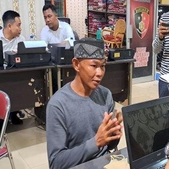 Iwan (36)pelaku pembunuhan Romli (40) ketika berada di Polda Sumsel, Selasa (8/11). (ist/RmolSumsel.id)