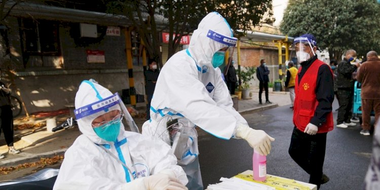 Petugas medis melakukan tes asam nukleat di komunitas di Zhengzhou, Provinsi Henan, China Tengah, pada 5 November 2022/Net