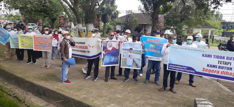 Puluhan pensiunan PT Pusri melakukan aksi demo menuntut agar pensiunan mereka segera dicairkan. Selasa (8/11). (ist/RmolSumsel.id)