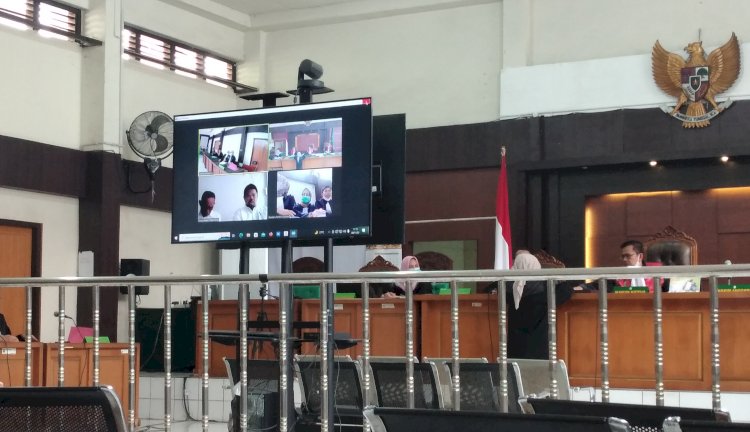 Tersangka korupsi proyek renovasi hotel Swarna Dwipa Augie Yahya Bunyamin dan Ahmad Tohir menjalani sidang perdana secara online di Pengadilan Tipikor PN Palembang, Selasa (8/11).(Dudy Oskandar/rmolsumsel.id)