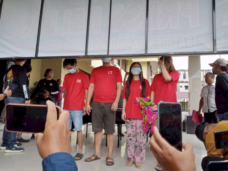 Polres Lubuklinggau menggelar pres rilis ungkap kasus narkoba dengan tersangka salag satunya oknum anggota Dewan Kabupaten Mura.(foto Istimewa)