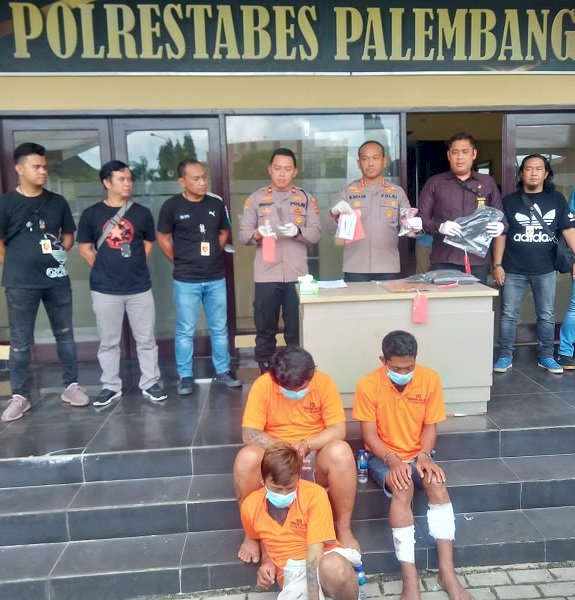 Tiga orang komplotan pencurian sepeda motor dengan jumlah 32 Tempat Kejadian Perkara (TKP) ditangkap Unit Reskrim Polsek Ilir Timur (IT) I, Palembang, dipimpin Kanit Reskrim,  Iptu Muslim ditempat berbeda.(ist/rmolsumsel.id)      