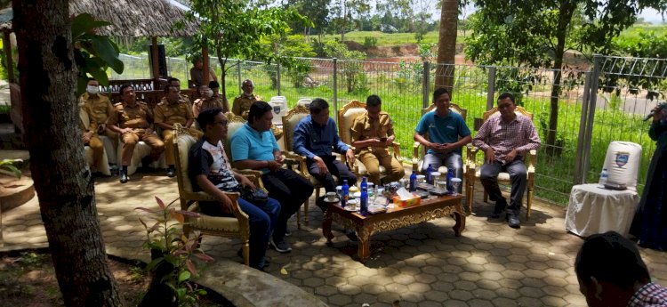 Bupati OKU Timur Lanosin bersama Wakib Bupati HM Adi Nugraha Putra Yudha saat menggelar coffee morning bersama para jurnalis. (Amizon/Rmolsumsel.id). 