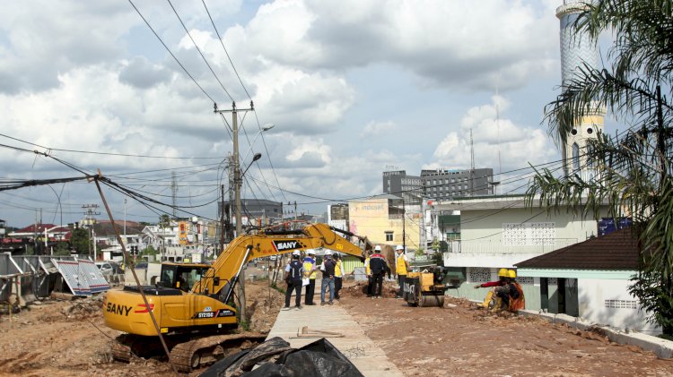 Lokasi pembangunan Fly Over simpang skip Palembang terus dikebut untuk mengurai kemacetan di empat ruas jalan protokol, Selasa (8/11). (Adam Rahman/RmolSumsel.id)