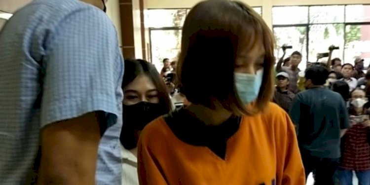 Pemeran wanita video porno "Kebaya Merah" saat ditangkap Polda Jawa Timur/RMOLJatim